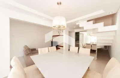 Casa de condomínio com 133 m², 3 quartos sendo 1 suíte para alugar no bairro parolin.