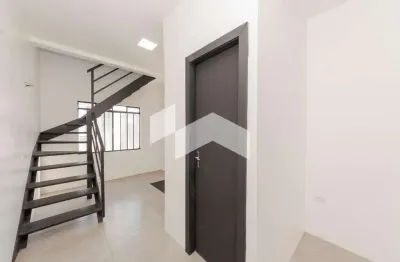 Excelente ponto comercial em uma das ruas mais movimentadas de curitiba, com grande fluxo de pedestres e veículos.