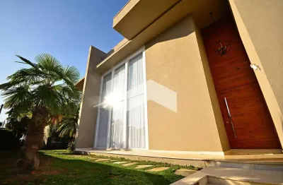 Casa com 590 m², 4 quartos sendo 4 suítes para alugar no bairro butiatuvinha.