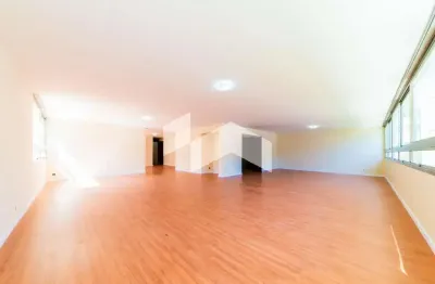 Apartamento com 380 m², 4 quartos sendo 2 suítes para alugar no bairro batel.