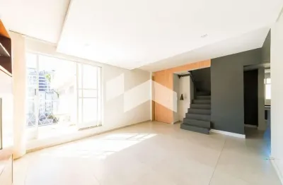 Cobertura com 207 m², 4 quartos sendo 1 suíte para alugar no bairro água verde.