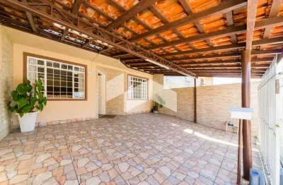 Sobrado com 105.4 m², 3 quartos sendo 1 suíte para alugar no bairro cajuru.