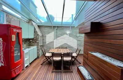 Sobrado com 157 m², 3 quartos sendo 1 suíte para alugar no bairro Água Verde.