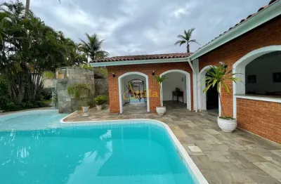 Casa em terreno de 1.555m², quadra de tênis, piscina, 6 vagas