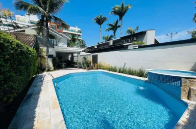 Casa à venda muito próxima da praia com 4 suítes - módulo 3