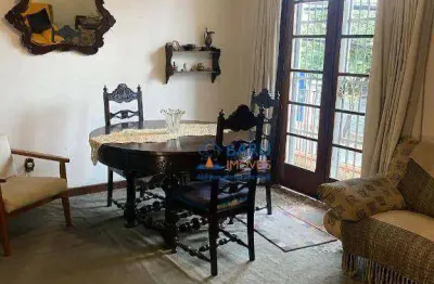 Apartamento antigo, muito espaçoso 3 dormitórios amplos.Sala ampla com varanda, sem garagem e sem elevador, mas apenas 1 lance de escada.