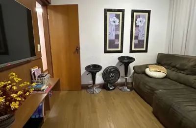 Prédio com elevador, área de lazer com piscina, quadra e salão de festas.