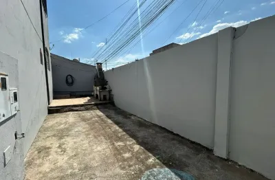 Casa geminada 02 quartos com entrada individual , garagem e area externa