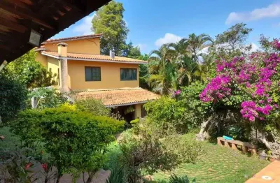 Casa de condomínio para venda possui 2000 metros quadrados com 5 quartos