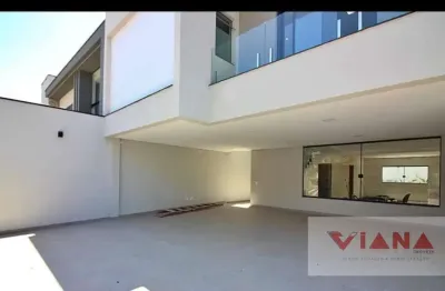 Vende-se sobrado com 350m², com 4 suítes, sala com 3 ambientes com jardim de inverno, cozinha, área de serviço, 5 banheiros,  6 vagas de garagem, quintal e piscina.  Aceita permuta por imóveis no ABC
