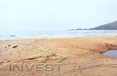 Área com 94.284m2, com 300m de extensão de praia e com área construída de 900m2.