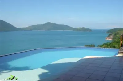 Ubatuba, condomínio ponta das toninhas, belíssima casa com cinematográfica vista para o mar e ilha anchieta