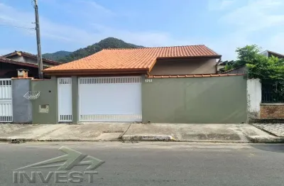 Ubatuba, centro - bela casa bem localizada com 03 dormitórios, terreno de 300 m2.