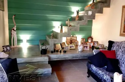 Ubatuba - casa sobrado com 450 m2. de terreno com 03 dormitorios sendo 01 suite e  área de lazer.