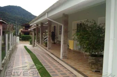 Ubatuba, ubatuba country - casa com 450 m2. de terreno com 03 dormitorios sendo 01 suite master.