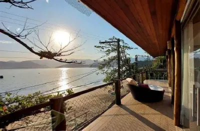 Ubatuba, almada, casa de frente ao mar com, pe na areia.