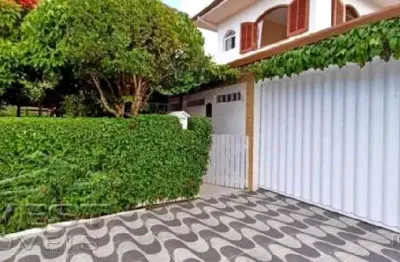 Ubatuba, silop/centro - bela e agradável casa bem localizada com 02 suítes.
