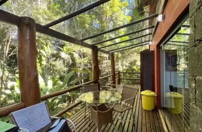 Ubatuba - prumirim. bela casa c/ 3 suítes equipadas c/ cozinha em meio a mata atlantica.