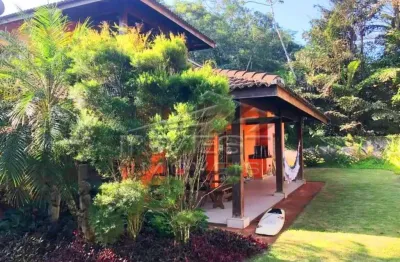 Ubatuba, praia da itamambuca - bela casa a 30m do mar, 250m2, 03 dormitórios sendo 01 suíte, amplo jardim, com renda 250 mil ano