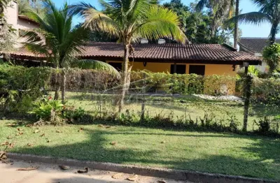 Ubatuba, praia da itamambuca lado par - casa ampla com 4 dormitórios, 02 banheiros - área const. 200m2 aprox e 70m do mar.