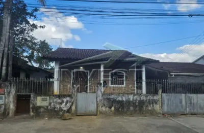 Ubatuba, itaguá - casa 02 dormitórios (01 suíte), em rua tranquila, próximo a comercio.
