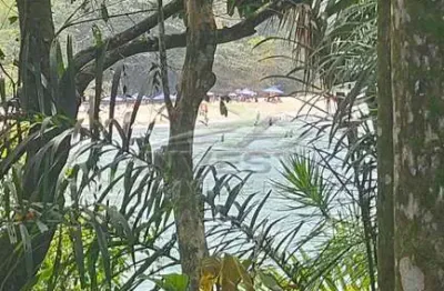 Ubatuba, felix - lote frente mar, com uma pequena edificação em melhor localização do condomínio.