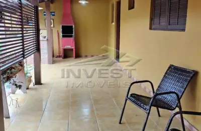 Ubatuba, estufa - i, aconchegante casa com edícula em rua comercial.