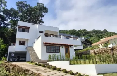 Linda casa com uma incrivel vista para o mar em um dos melhores condomínio de costa verde rj