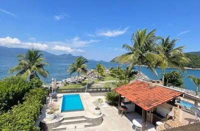 Linda casa com 8 quartos sendo 4 suites frente mar em um otmo condiminio