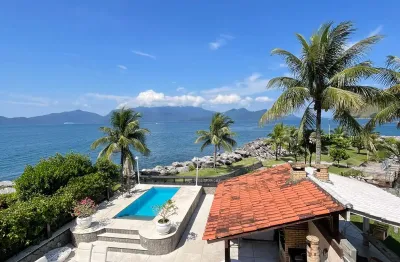 Linda casa com 8 quartos sendo 4 suites frente mar em um otmo condiminio