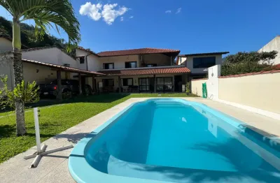 Linda casa com 5 quartos  sendo 3 suites em um ótimo condominio