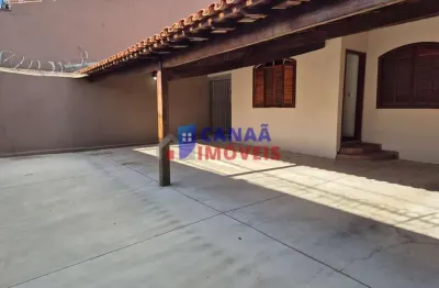 Casa com 3 quartos à venda na Cidade Jardim, Uberlândia 