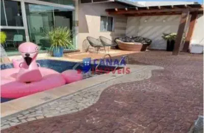 Casa com 4 quartos, piscina com cascata, ar condicionado