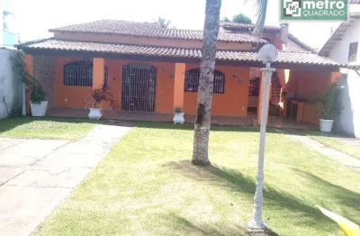 Casa linear à venda no centro de  rio das ostras - rj composta por 3 quartos sendo uma suíte, sala, cozinha , 1 banheiro social, área de serviço,  6 v