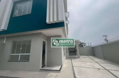 Excelente casa duplex à venda, ideal para quem busca conforto e praticidade. no primeiro pavimento, você encontrará uma sala ampla e iluminada, perfei