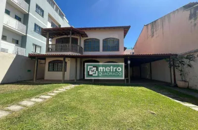 Belíssima casa em terreno de 560m² em costazul - rio das ostras - rj  casa principal - 01 sala ampla com 02 ambientes - 01 sala de jantar - 04 dormitó