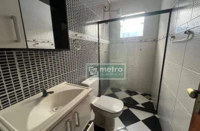 Casa duplex independente de 3 quartos amplos, 2 banheiros, sala ,cozinha, quintal, vaga para 4 carros.  rua asfaltada e com abastecimento de água da r