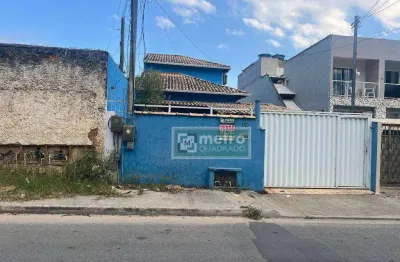 Casa duplex independente de 3 quartos amplos, 2 banheiros, sala ,cozinha, quintal, vaga para 4 carros.  rua asfaltada e com abastecimento de água da r