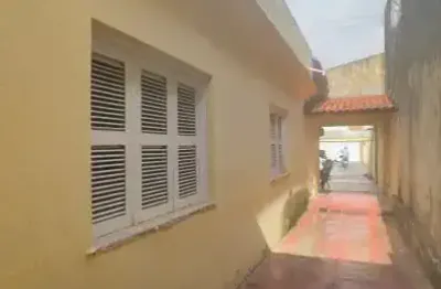 Area ideal para  kitnet ou ponto comercial  demanda na região .