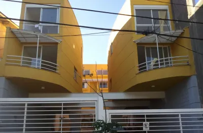 Casa em condomínio com 2 quartos, suíte, quintal e elevador !