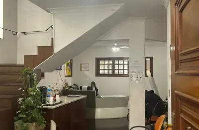 Casa comercial com 330 metros, anteriormente utilizada como escritório/clinica