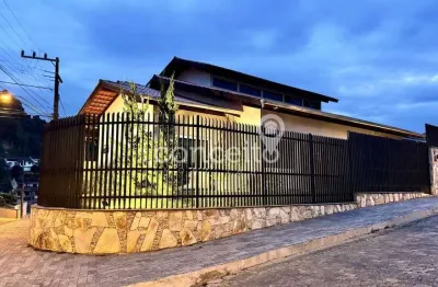 Casa mobiliada com 4 dormitórios 4 vagas no garcia!