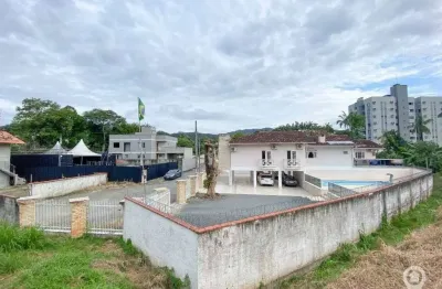 Casa com 3 dormitórios e 6 vagas em final de rua na velha!
