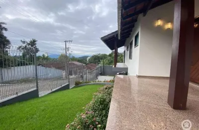 Casa com 3 dormitórios e 3 vagas na escola agrícola!