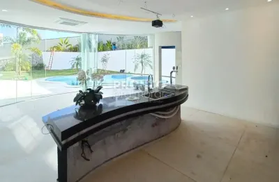 Casa duplex mobiliada, localizada em um dos condomínios mais desejados da região