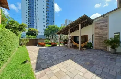 Casa com 864m², situada na caxangá, uma localização impecável com total privacidade e muito verde.