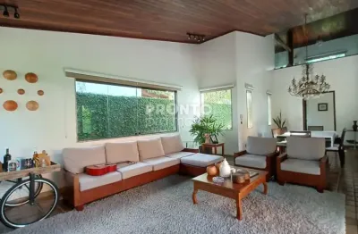 Casa com 864m²,painel solar, 04 vagas de garagem, super nova