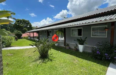 Casa com 4 quartos, sendo 1 suite e demais dependências, com área de festa com churrasqueira, fogão a lenha, piscina e campinho de futebol.