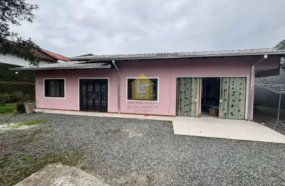 Casa com 3 quartos para alugar na Rua Alfredo Beck, Iririú, Joinville