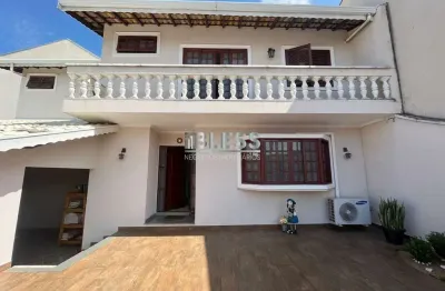 Casa de rua à venda no bairro vila galvão - jundiaí, próximo ao maxi shopping! 3 dormitórios, sendo 1 suíte, cozinha planejada, sacada e 2 vagas